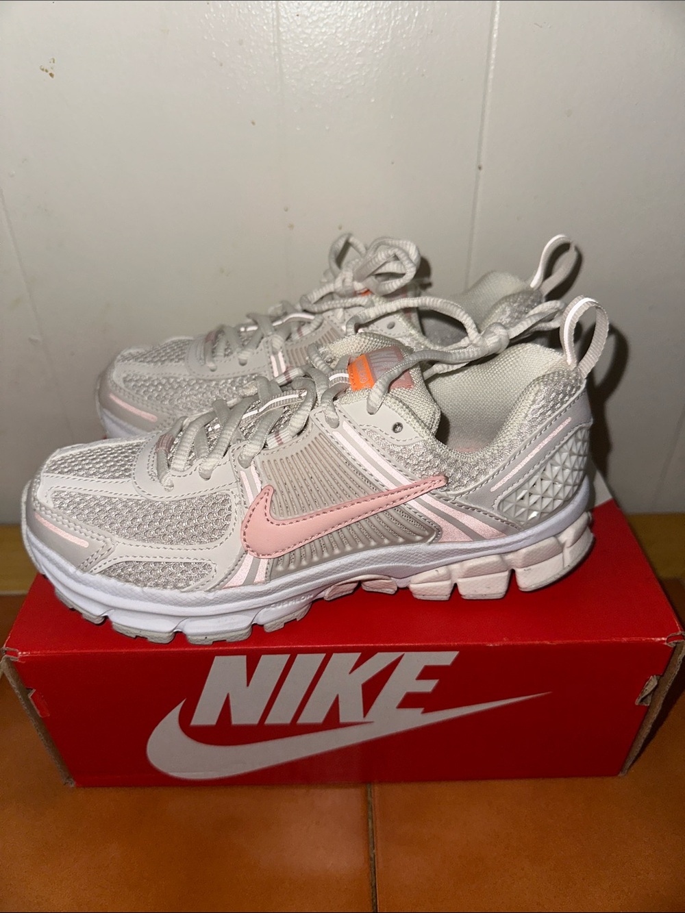 Nike Kids Vomero 5 Sneakers in Light Pink and White